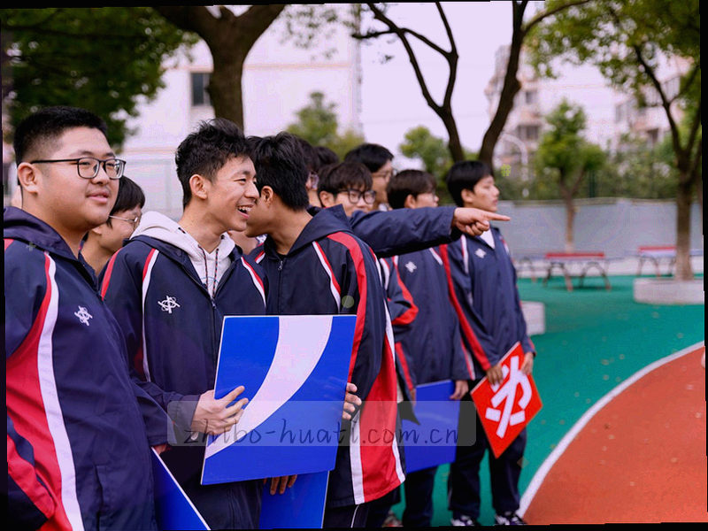 台式机、笔记本、平板并排显示华体界面的合成图